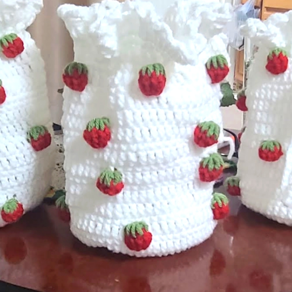 🍓Handmade strawberry🍓 crossbody bag 🍓
